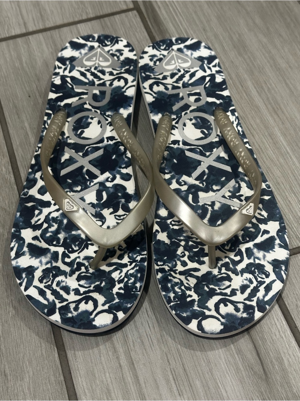 Roxy Women's Navy Floral Flip Flops with Taupe Straps. NWOT
